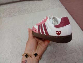 Adidas deportivas rosas y blancas con corazones