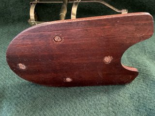 Antica culla per vino in ottone e legno