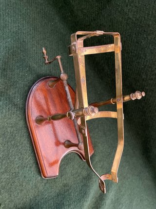 Antica culla per vino in ottone e legno