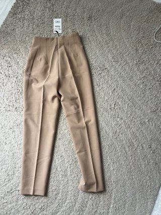 Pantalón de pinzas Zara beige