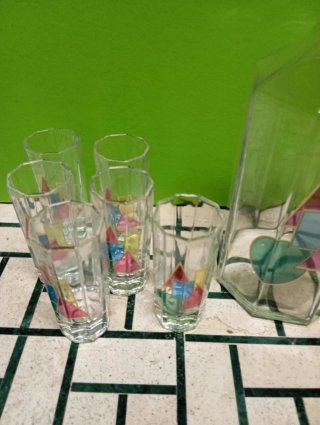 Servizio bicchieri e decanter geometrico