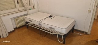 Cama articulada con carro elevador.