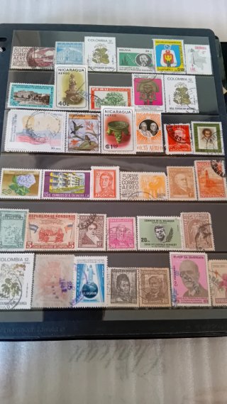 GRAN COLECCIÓN DE SELLOS CON CARPETA ARCHIVADORA