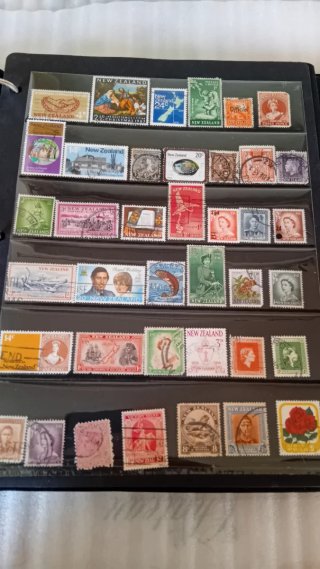 GRAN COLECCIÓN DE SELLOS CON CARPETA ARCHIVADORA
