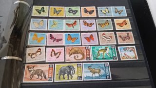 GRAN COLECCIÓN DE SELLOS CON CARPETA ARCHIVADORA