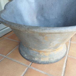 Antigua bañera de zinc