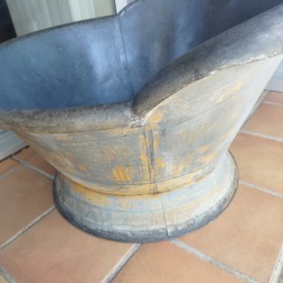 Antigua bañera de zinc