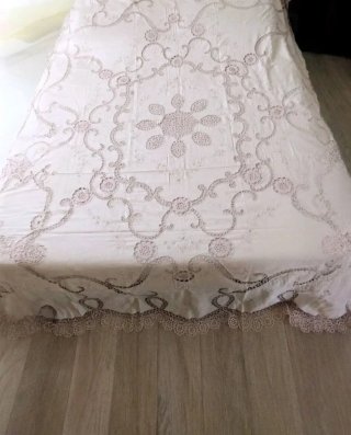 Splendido copriletto ricamato a mano