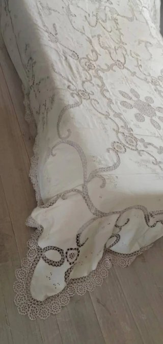 Splendido copriletto ricamato a mano
