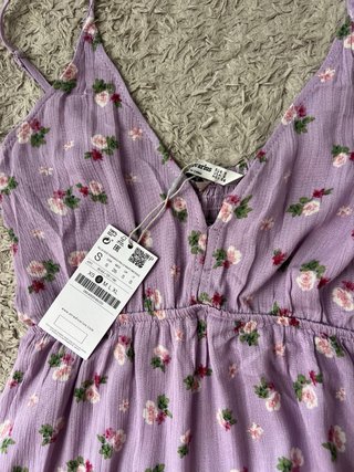 Vestido floral Stradivarius morado