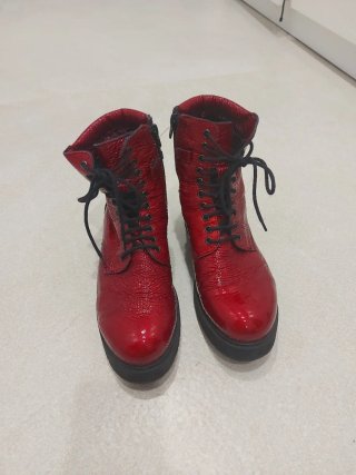 Botas rojas con cordones