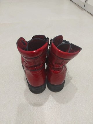 Botas rojas con cordones