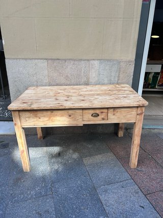 Mesa rústica de madera con cajones