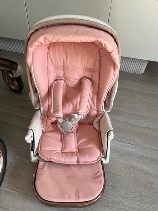 Carro de bebé rosa brillante
