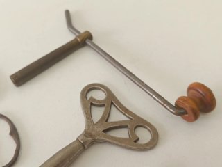 Set di chiavi antiche per orologi