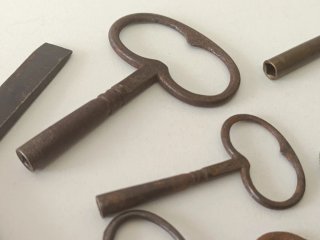 Set di chiavi antiche per orologi