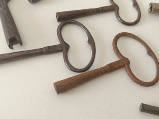 Set di chiavi antiche per orologi