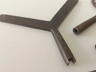 Set di chiavi antiche per orologi