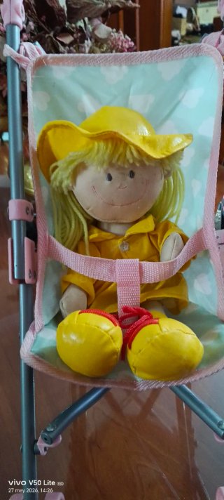 Cochecito de muñecas con muñeca