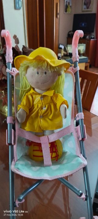 Cochecito de muñecas con muñeca
