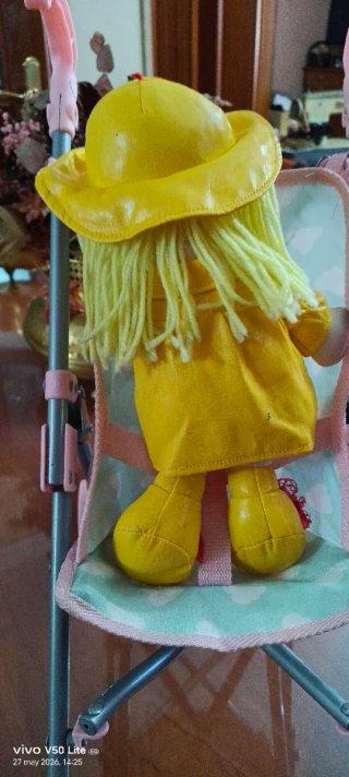Cochecito de muñecas con muñeca