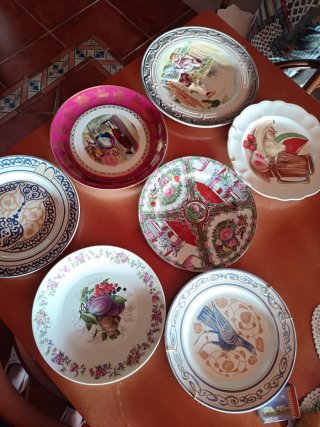 Platos decorativos de cerámica y porcelana