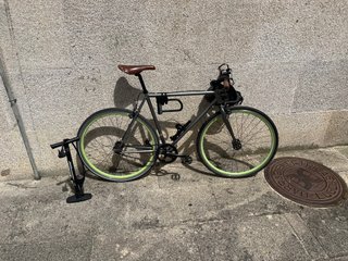Bicicleta fixie estilo vintage con accesorios