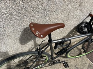 Bicicleta fixie estilo vintage con accesorios