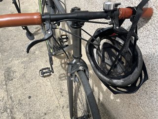 Bicicleta fixie estilo vintage con accesorios