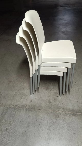 Sillas blancas y metal