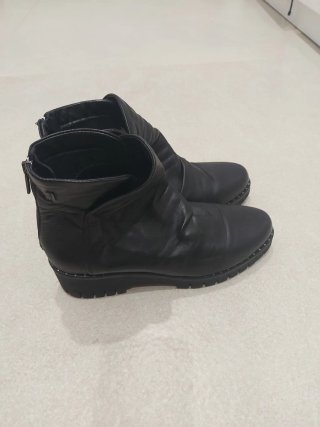 Botines negros con tachuelas