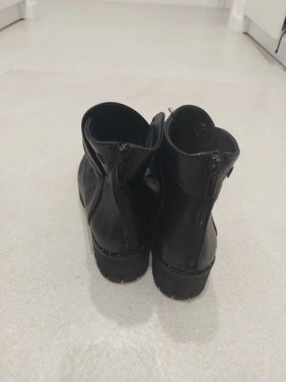 Botines negros con tachuelas