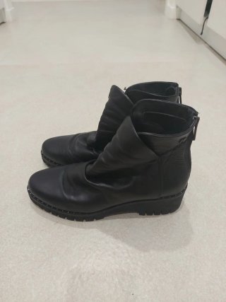 Botines negros con tachuelas