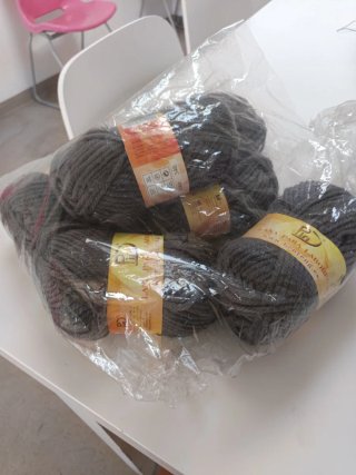 Ovillos de lana gris para labores