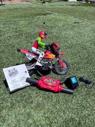 Moto teledirigida con mando
