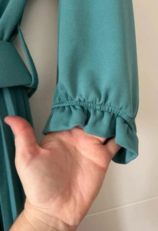 Vestido plisado turquesa con cinturón