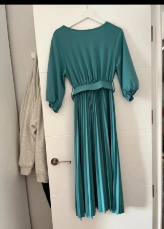 Vestido plisado turquesa con cinturón