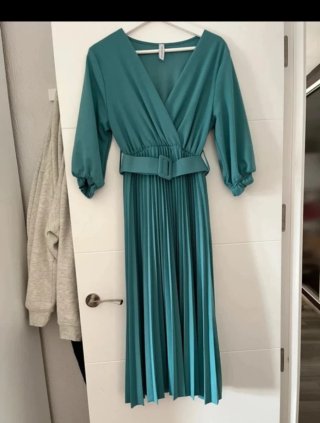 Vestido plisado turquesa con cinturón
