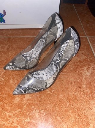 Zapatos de tacón con estampado de serpiente