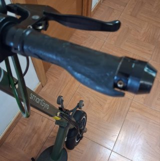 Patinete eléctrico verde