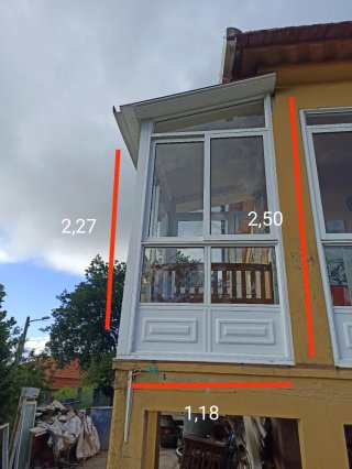 Ventanas correderas y puerta con fijos