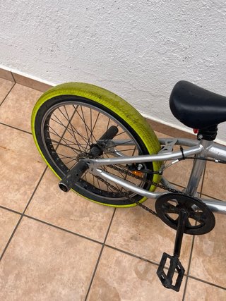 Bicicleta BMX Freestyle Gris Ruedas Verdes