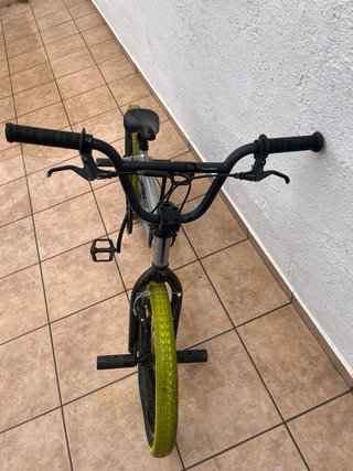 Bicicleta BMX Freestyle Gris Ruedas Verdes