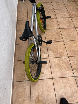 Bicicleta BMX Freestyle Gris Ruedas Verdes