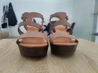 Sandalias de tacón beige y marrón