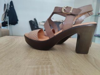 Sandalias de tacón beige y marrón