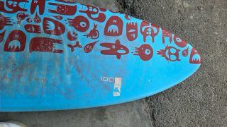 Tavola da surf con pinne e leash