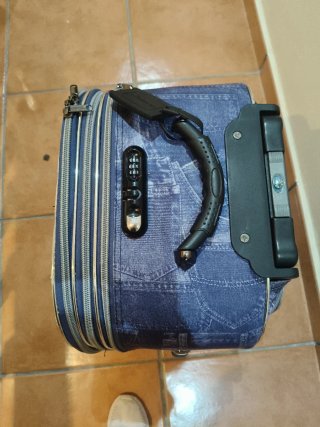 Maleta de viaje con estampado de jeans