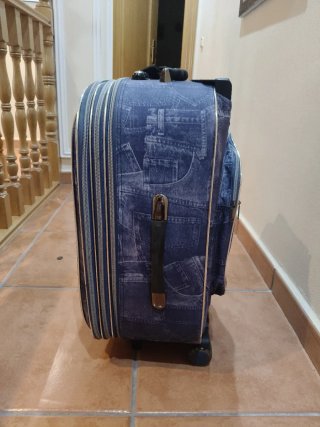 Maleta de viaje con estampado de jeans