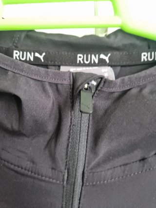 Cortavientos Puma Negro con Capucha